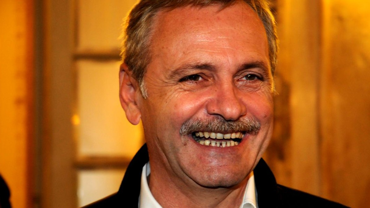 Dragnea, despre prestația lui Iohannis la ședinta PNL. Liviu Dragnea, zâmbind cu gura până la urechi