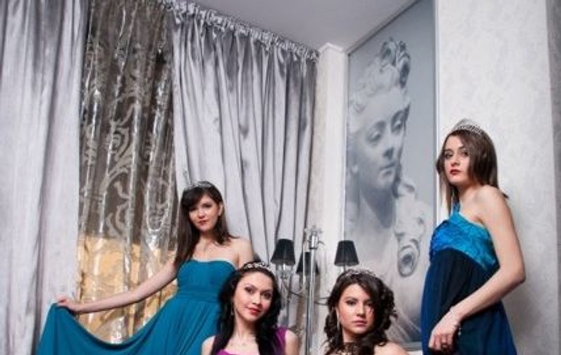 Cele mai frumoase boboace de liceu se pregătesc de "Gala Balurilor"