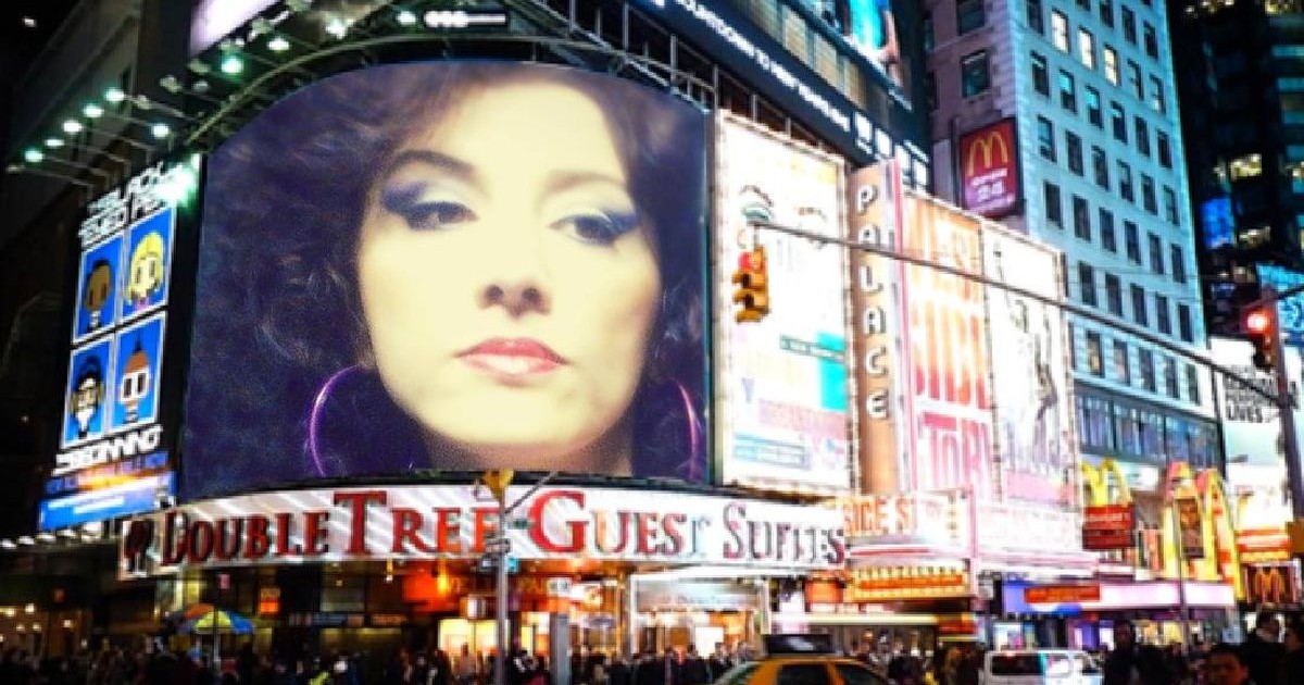 Chipul asistentei Camelia Săbădean, din Mureş, proiectat pe clădirile comerciale din Times Square din New York, fiind considerată eroină pentru numărul de vieţi salvate prin gestul ei de a dona sânge constant