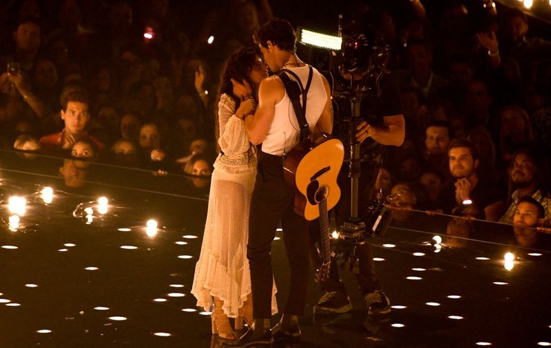 Shawn Mendes și Camila Cabello au încins atmosfera pe scenă, la Premiile MTV