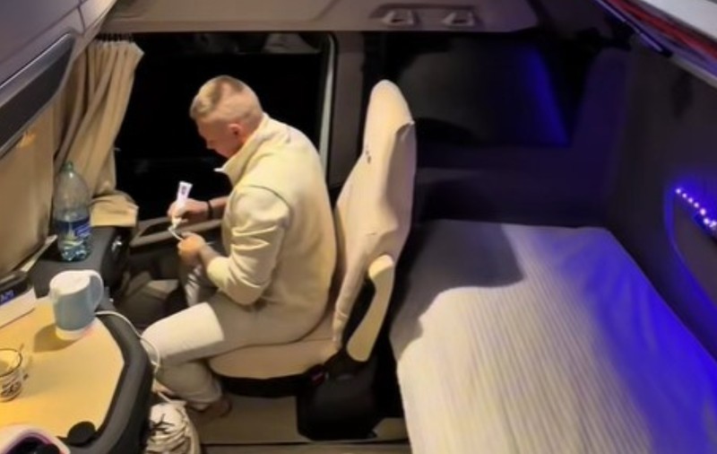 Un șofer de TIR a arătat cum trăiește în cabina camionului pe care îl conduce: „E mai frumos decât majoritatea hotelurilor în care am stat”