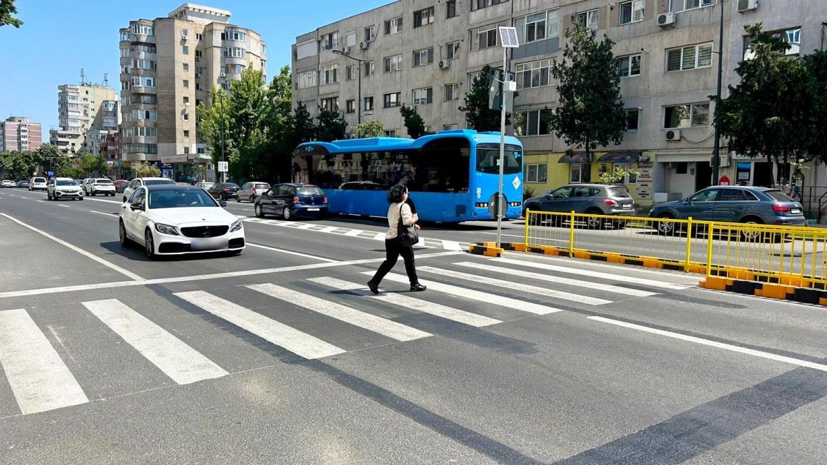O femeie traversează strada în Constanța