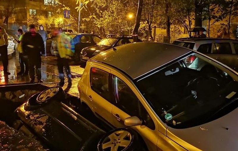 Poliția a amendat RADET pentru accidentul în care două mașini au căzut într-o groapă