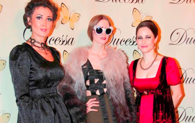 Iulia Albu a venit la o prezentare de modă cu ochelarii de soare
