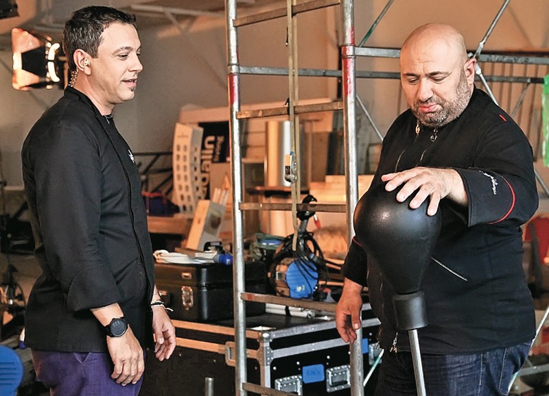 Pokerul nu e singura îndeletnicire a chefilor în pauzele de la filmare. Pentru a se destinde, ei și-au instalat în culise o minge specială pentru exersat loviturile de box