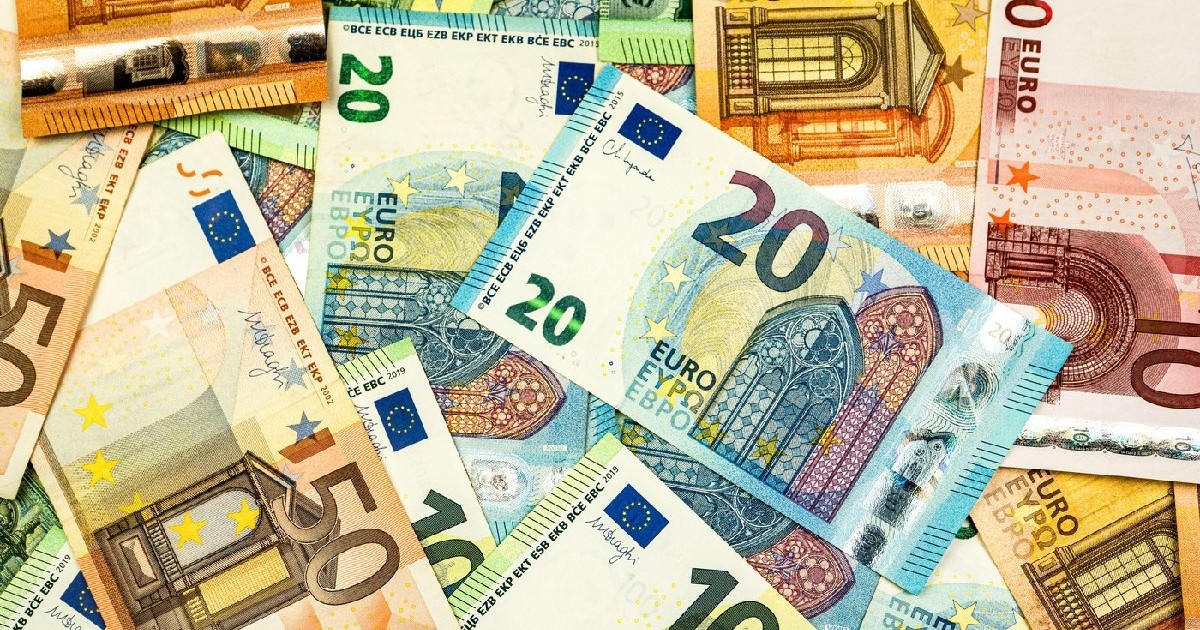 Bancnote euro colorate în fundal