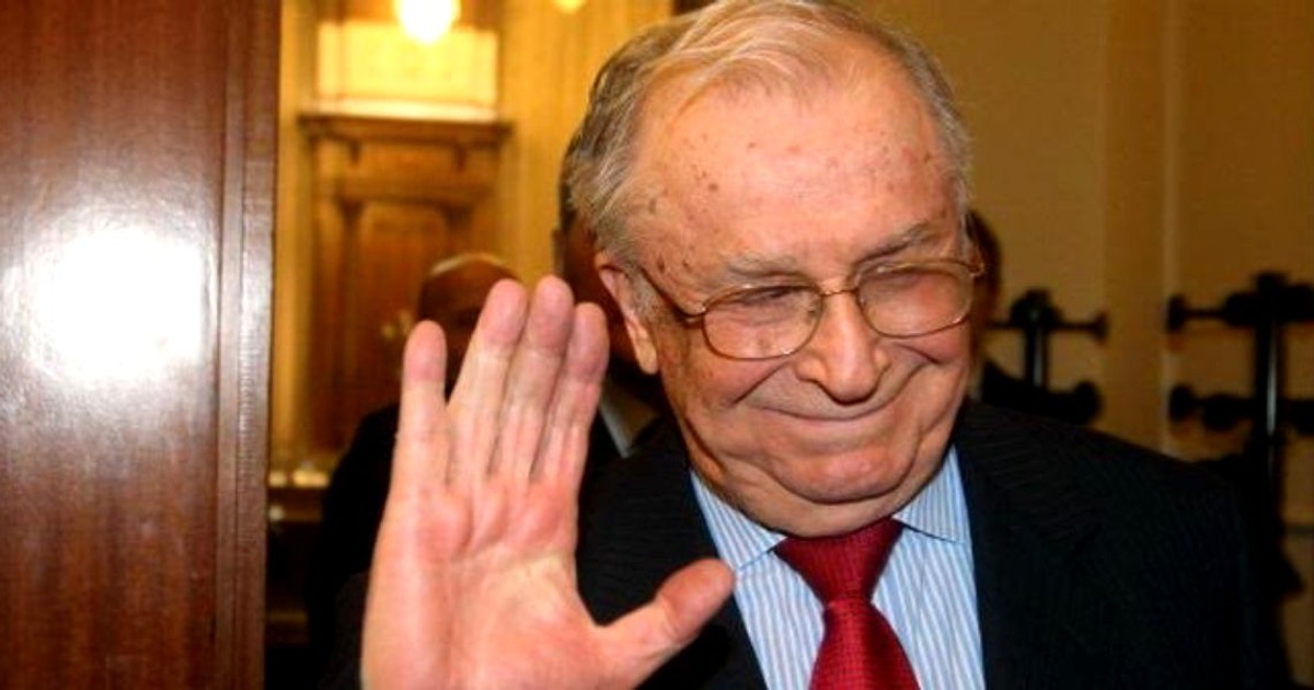 Ion Iliescu a ajuns la spital, din cauza unor probleme cu tensiunea. Ion Iliescu, zâmbind, cu mâna ridicată în sus