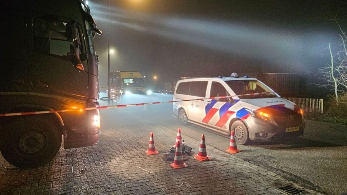 mașină de poliție olandeză care blochează un TIR într-o parcare în Olanda