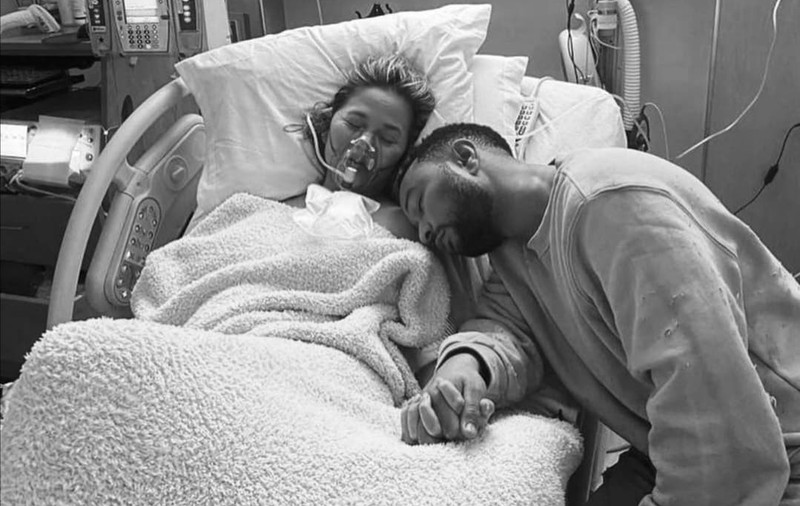 Chrissy Teigen, soția lui John Legend, a anunțat pe Instagram că a pierdut sarcina. „Vom plânge până vom rămâne lipsiți de lacrimi”