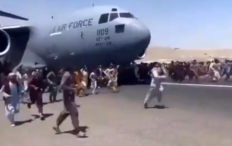 Oficial NATO: Cel puţin 20 de oameni au murit în ultima săptămână în timpul evacuărilor de pe aeroportul din Kabul