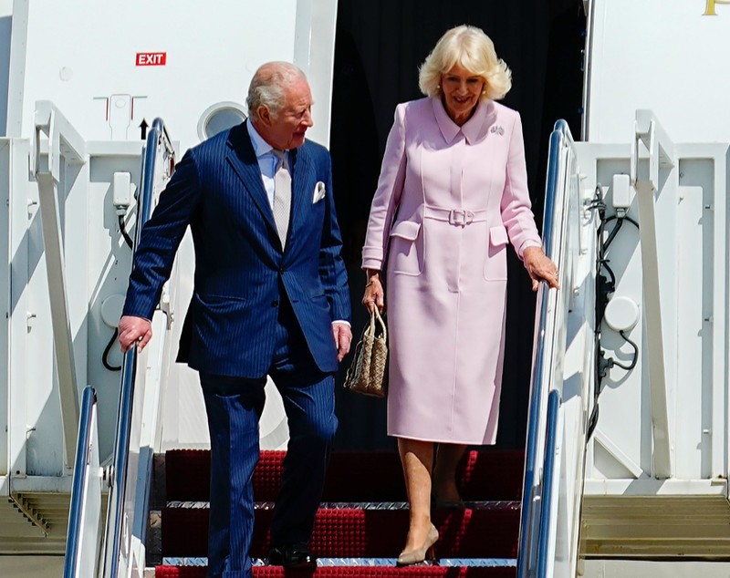 Regele Charles al III-lea și Regina Camilla au ajuns la Casa Albă, unde au fost întâmpinați de președintele Donald Trump și de Melania Trump