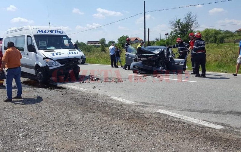 Accident rutier în Ciuperceni, judeţul Gorj, soldat cu 10 răniți. Un șofer a făcut infarct la volan și a intrat într-un microbuz