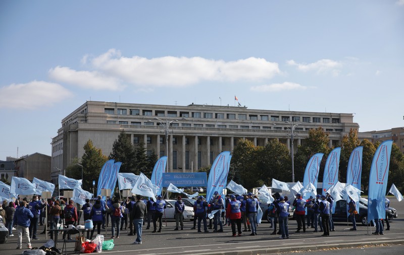 VIDEO | Zeci de asistenţi sociali protestează în faţa Guvernului. Acuză că nu şi-au primit salariile pe septembrie