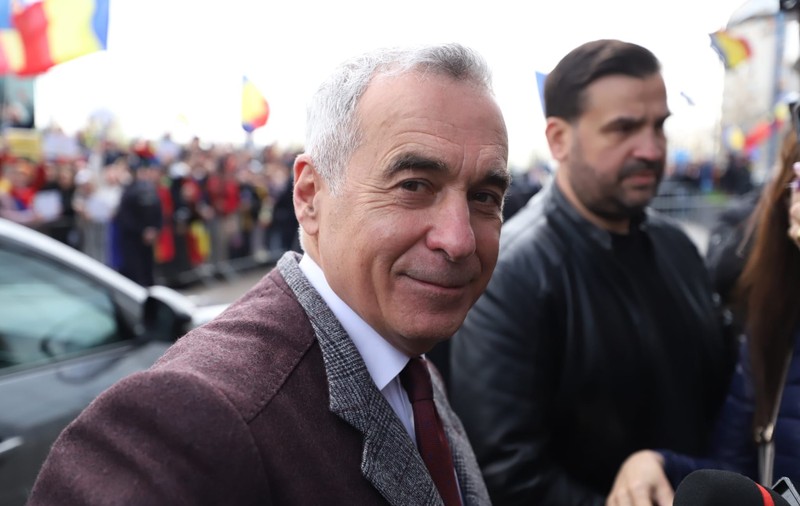 Călin Georgescu, în fața judecătorilor de la Înalta Curte. Susținătorii lui au venit cu porumbei albi și flori: „Pace, credință și iubire”