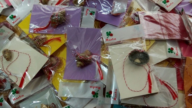 O elevă a donat 100 de mărțișoare făcute de mânile ei