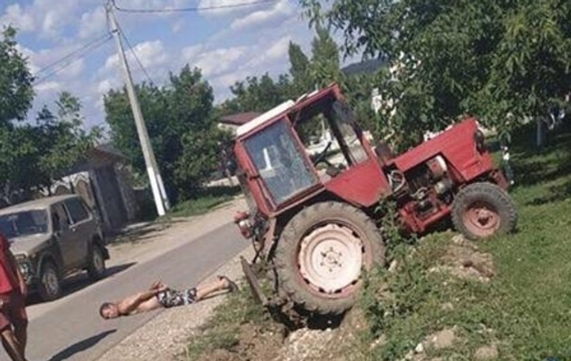 Caz șocant: un tată și fiul lui au omorât un om și au fost prinși de poliție când transportau cadavrul cu tractorul în plină zi!