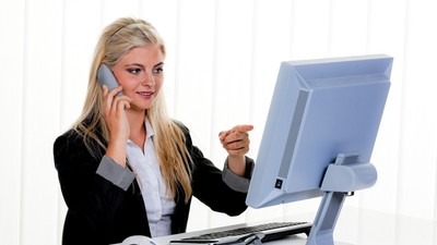 femeie care lucreaza intr-un call center foto hepta