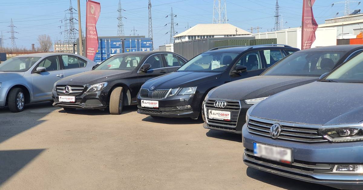 mai multe masini de vanzare intr-un parc auto