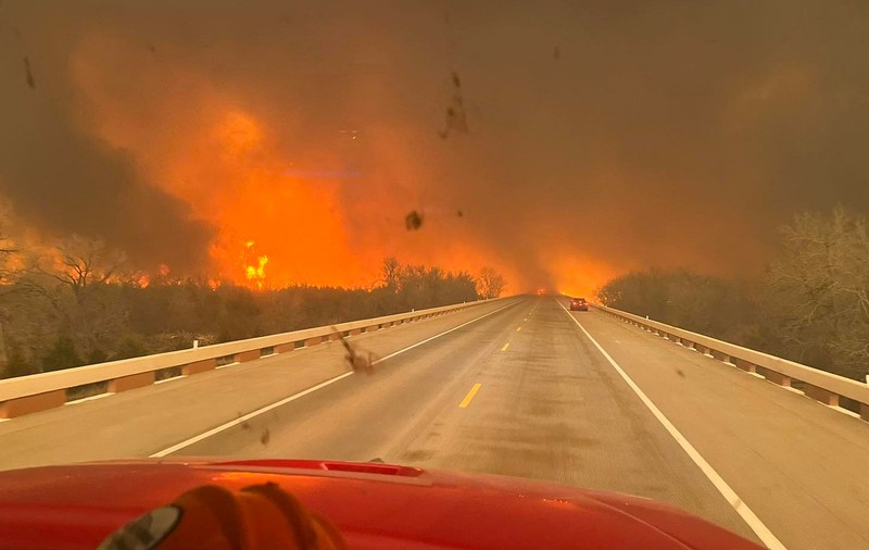 Texas, devastat de incendiile de vegetație. O fabrică de armament nuclear a fost închisă temporar