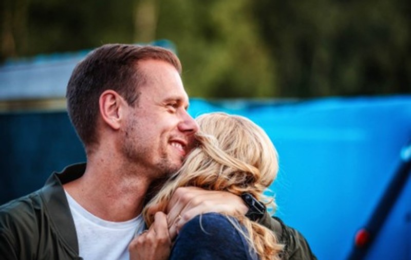 ­­­Cum arată soția lui Armin van Buuren. Poveștile de dragoste ale celor mai cunoscuți artiști și DJ-i de la UNTOLD și Neversea
