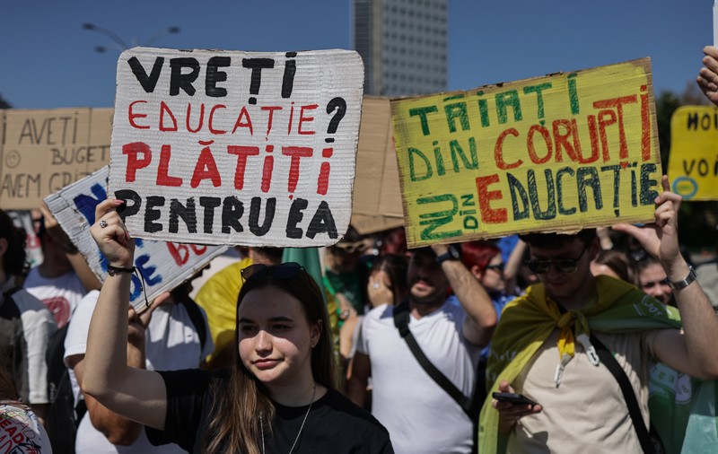 Vrei bursă? Nu mai gândi ca părinții tăi! Mesaj pentru Bolojan: terminați cu morala!