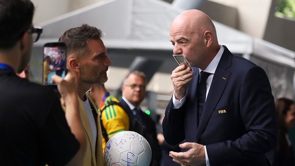 Președintele FIFA, Gianni Infantino sărută icoana Fecioarei de Gudelupa, la deschiderea Campionatului Mondial de Fotbal 2026.