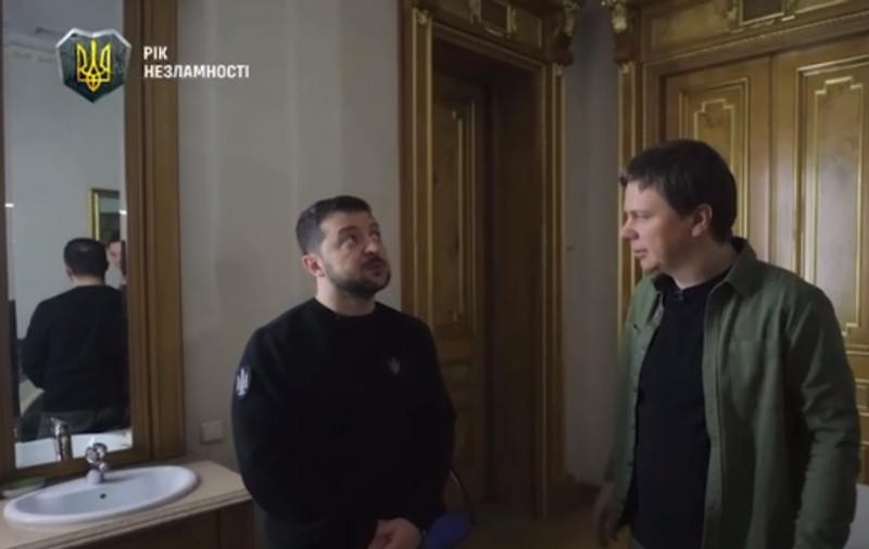VIDEO. Cum arată camera în care stă Volodimir Zelenski de când a început războiul în Ucraina. „Am coborât în buncăr”