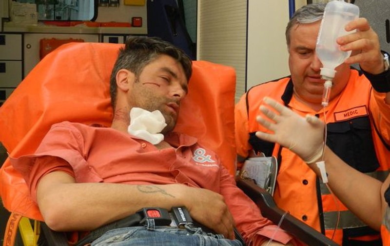 S-a tăiat cu lama de nervi că nu poate să îşi rănească iubita