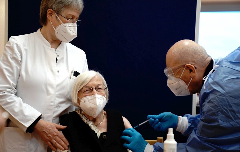 Premierul Bavariei, cel mai mare land german, pune în discuție vaccinarea obligatorie a personalului din căminele de vârstnici