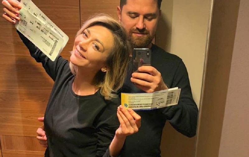 Anunțul făcut de Denisa Tănase, în timpul vacanței la Londra. “Nu ne-am mai urcat în avionul spre Bucureşti”