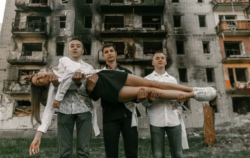Fotografii de absolvire printre ruine, în Cernigău, Ucraina. „Am vrut să arătăm lumii că viața merge înainte, indiferent de condiții”
