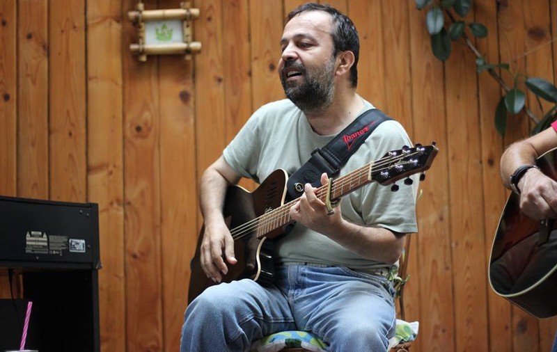 Ioan Gyuri Pascu, comemorat pe acorduri de chitară. Spectacolul "Din dragoste pentru Gyuri" a adunat zeci de artiști la Agnita