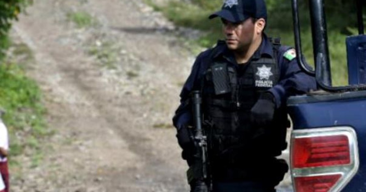 Zeci de cadavre descoperite în Mexic. Polițist mexican, lângă o camionetă