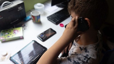 tanar-telefon-internet-retele-sociale