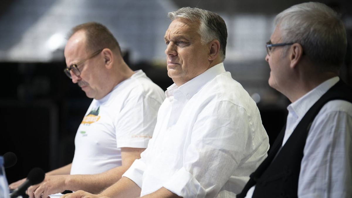 Prim-ministrul Ungariei, Viktor Orbán (C), Zsolt Nemeth, președintele Comisiei pentru Afaceri Externe a Adunării Naționale, și Laszlo Tokes, președintele Consiliului Național Maghiar din Transilvania (EMNT), participă la cea de-a 31-a ediție a Universității de Vară Libere și a Taberei Studențești Balvanyos din Tușnad.