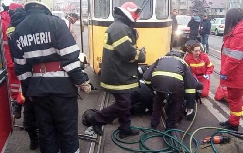 UPDATE. Bărbat prins sub tramvai la Iași. Cum a fost târât aproximativ 10 metri / VIDEO