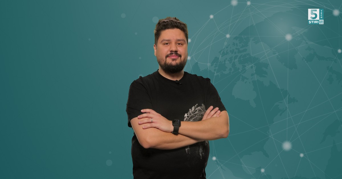 Claudiu Râpan, gazda rubricii 5 știri by Libertatea - Tech, îmbrăcat într-un tricou negru, pe un fundal verde.