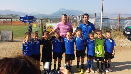 Negoiţă (în picioare, în stânga) antrenează copii la Braşov
