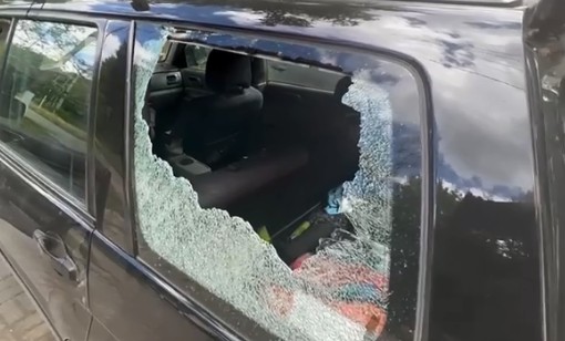 Geamul mașinii jurnalistulor germani a fost distrus.