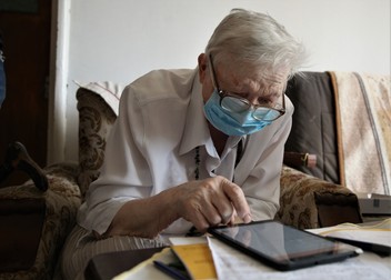 Georgeta Burlacu încearcă, la 84 de ani, să se familiarizeze cu lumea tehnologiei