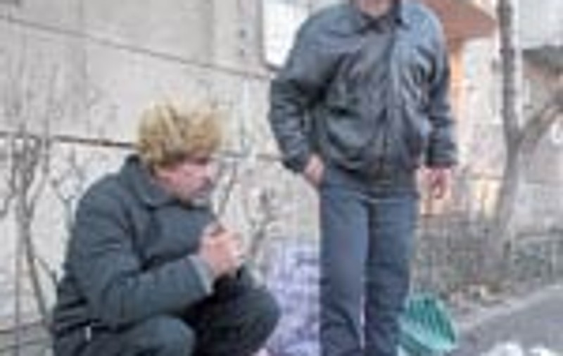 Vanzatori de lucruri adunate din gunoaie