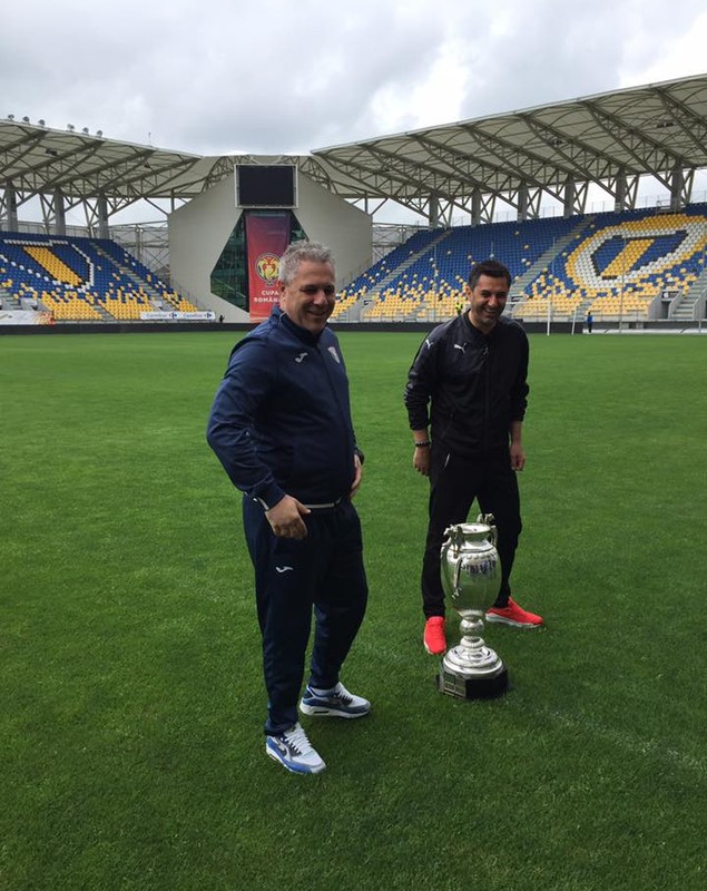 Șumudică și Claudiu Niculescu au făcut glume la poza oficială a finalei Cupei României / FOTO