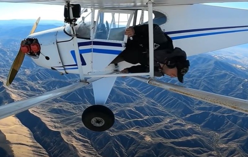 Un influencer a prăbușit intenționat un avion, în California. Cum a fost sancționat pentru gestul său