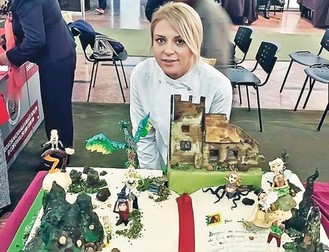 Torturile pe care Simona le decorează cu figurine arată ca nişte pagini din cărţi de poveşti