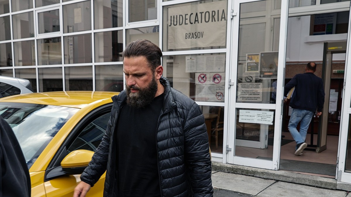 Poliţistul Vlad Roşca, la ieșirea de la ultimul termen al procesului în care e judecat pentru uciderea tânărului de 21 de ani. Sursa foto: Vlad Chirea