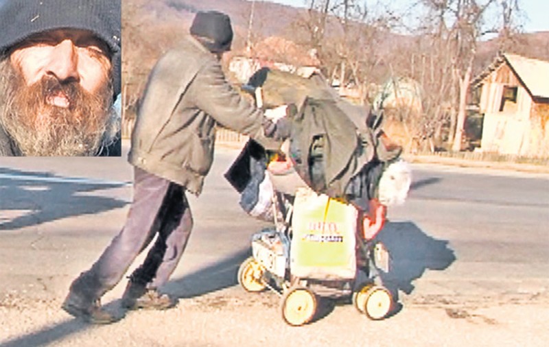 Toată averea lui o plimbă într-un cărucior. Un bătrân de 74 de ani, dat afară din casă de iubită, hoinăreşte de un an prin judeţul Argeş