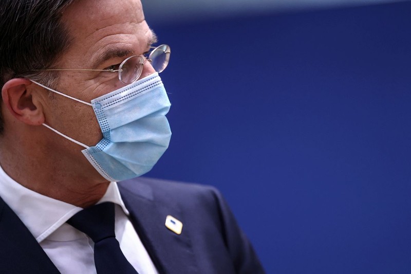 Premierul olandez Mark Rutte a ezitat mult până să le ceară cetățenilor să poarte măști de protecție FOTO: EPA