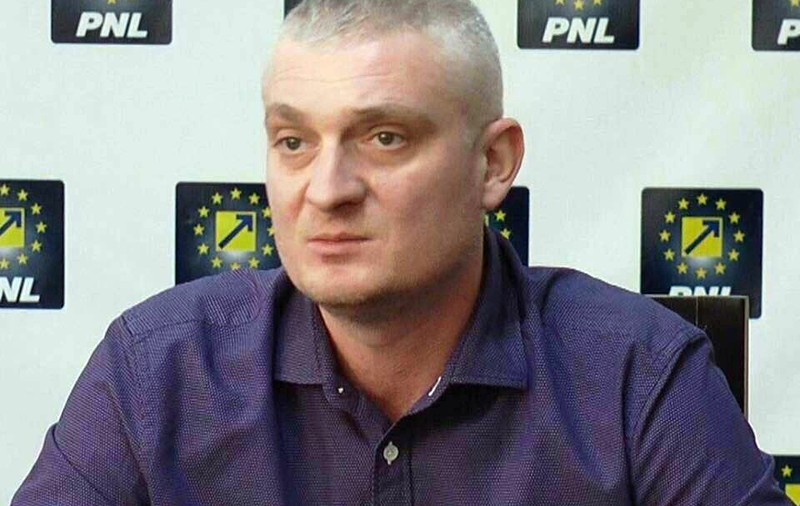 Andrei Kadas, fost consilier judeţean PNL, şi fostul şef al Spitalului de Boli Infecţioase din Braşov, trimişi în judecată de DNA