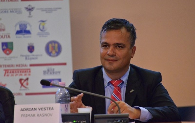 Șeful Consiliului Județean Brașov, Adrian Veștea, spune cum a fost făcută fotografia în care apare alături de un interlop și de consilierul PNL Andrei Kadas