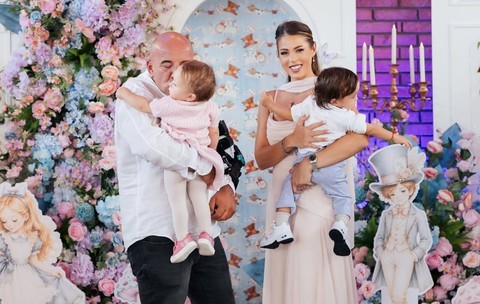 Roxana Nemeș și familia sa